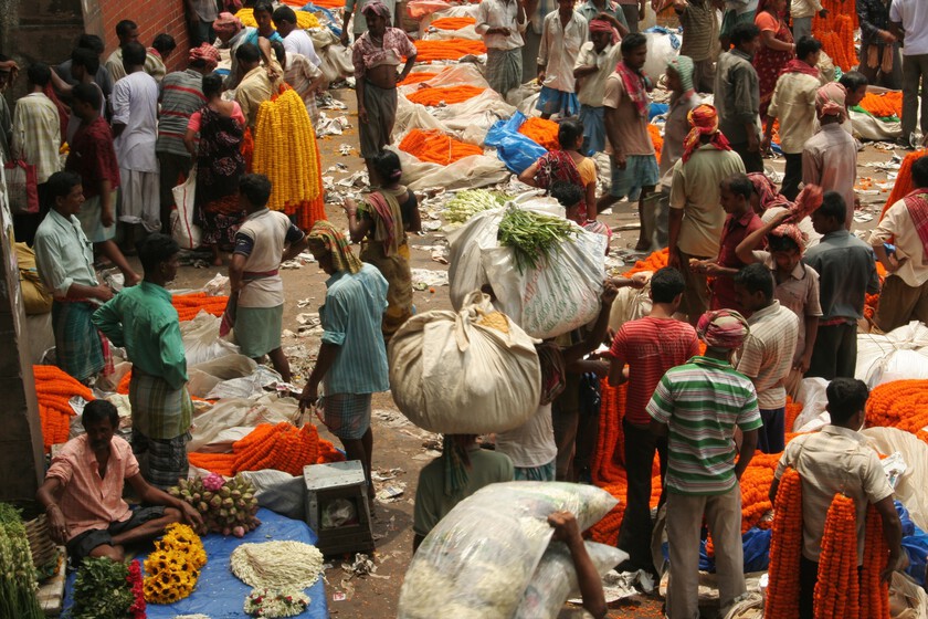 En India hay ciudades que tienen 40ºC en la calle a las 10 de la mañana. Entonces han comenzado a vivir por la noche

 – Tinta clara
