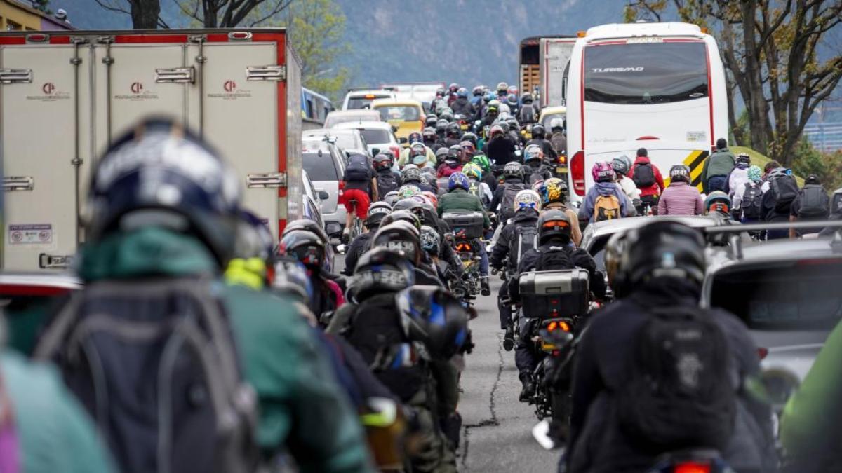 ¿Debería la motocicleta con el tronco usar un kit de carretera? Una multa que podría recibir, según el Ministerio de Transporte.

 – Tinta clara