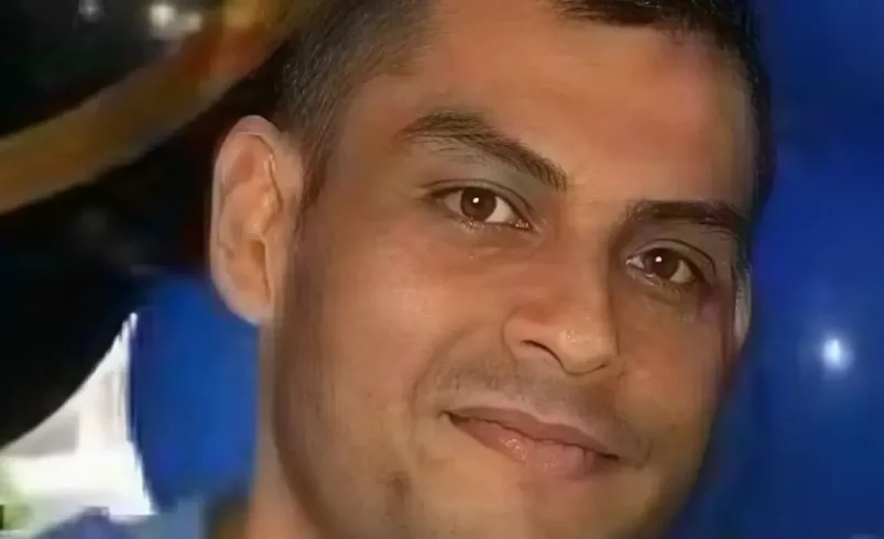 La víctima es el hermano del líder político reconocido de la región.

 – Tinta clara