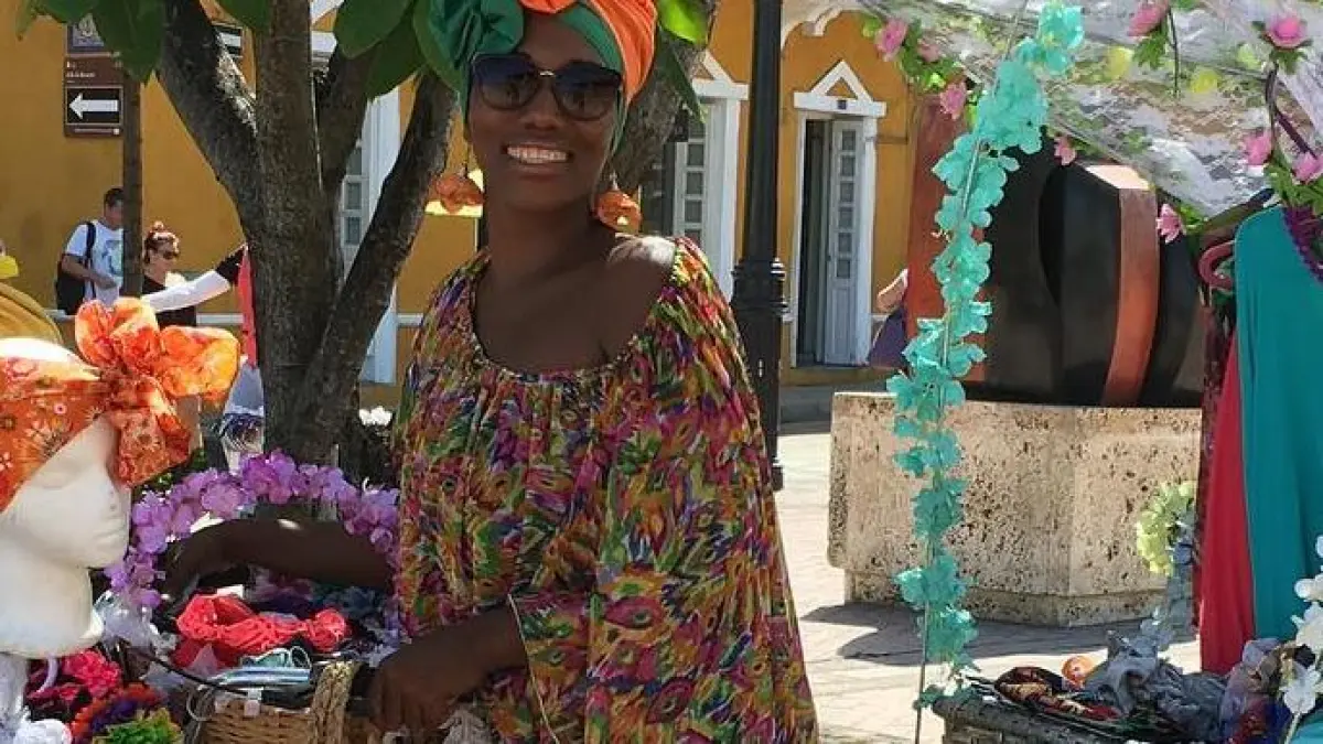 Rosmery Medrano, reconocido vendedor de turbantes en el centro de Cartagena, solicita el diálogo y las reglas claras para continuar trabajando sin ser desplazados

 – Tinta clara