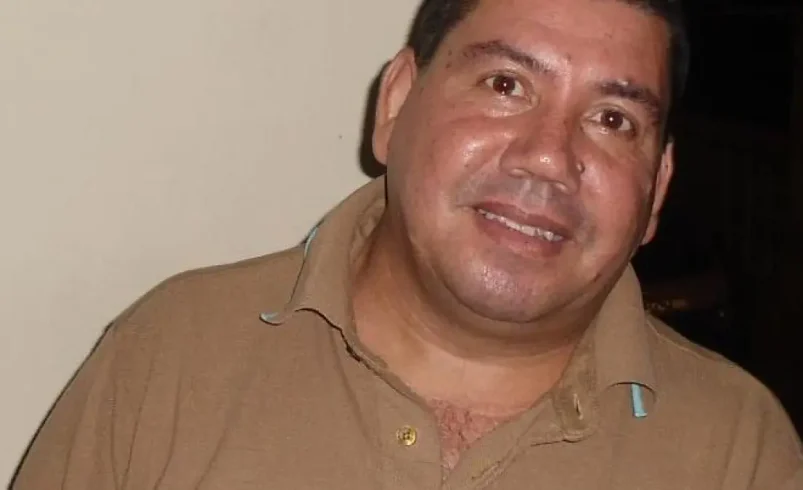 ‘Vivo una pesadilla, ¿por qué tú, papá?

 – Tinta clara