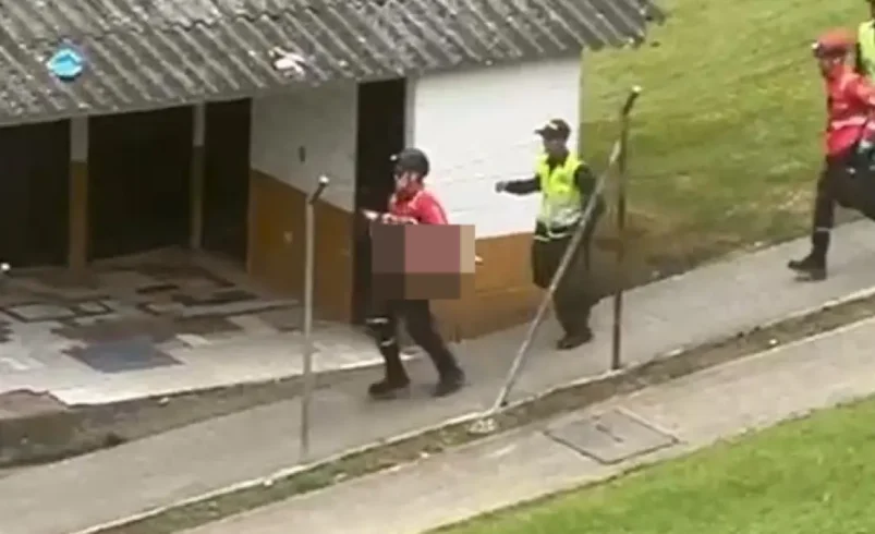 Así intentaron salvar a la niña de 3 años asesinada por su madre en Manizales, los paramédicos corrieron al hospital

 – Tinta clara