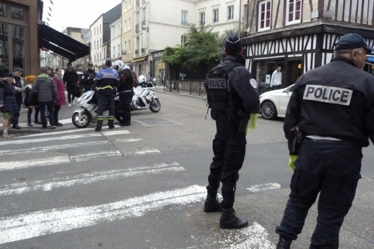 Tour de France, tarnished by repudiable act of violence: aggressor was shot, but he managed to hurt a policeman – 
 – Tinta clara
