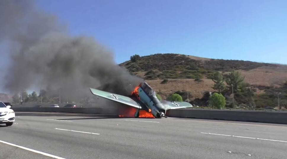 Crash accesorio de avión impactante en Italia: el avión se estrella y explota en la autopista – 

 – Tinta clara