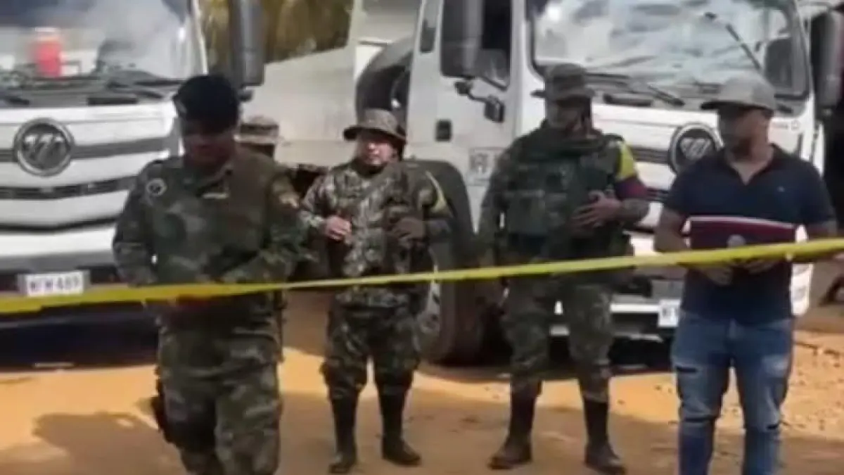 Controversia en Cauca | Los disidentes de FARC entregaron maquinaria en un acto público: «Fue con el dinero de extorsión y tráfico de drogas», dice Army

 – Tinta clara