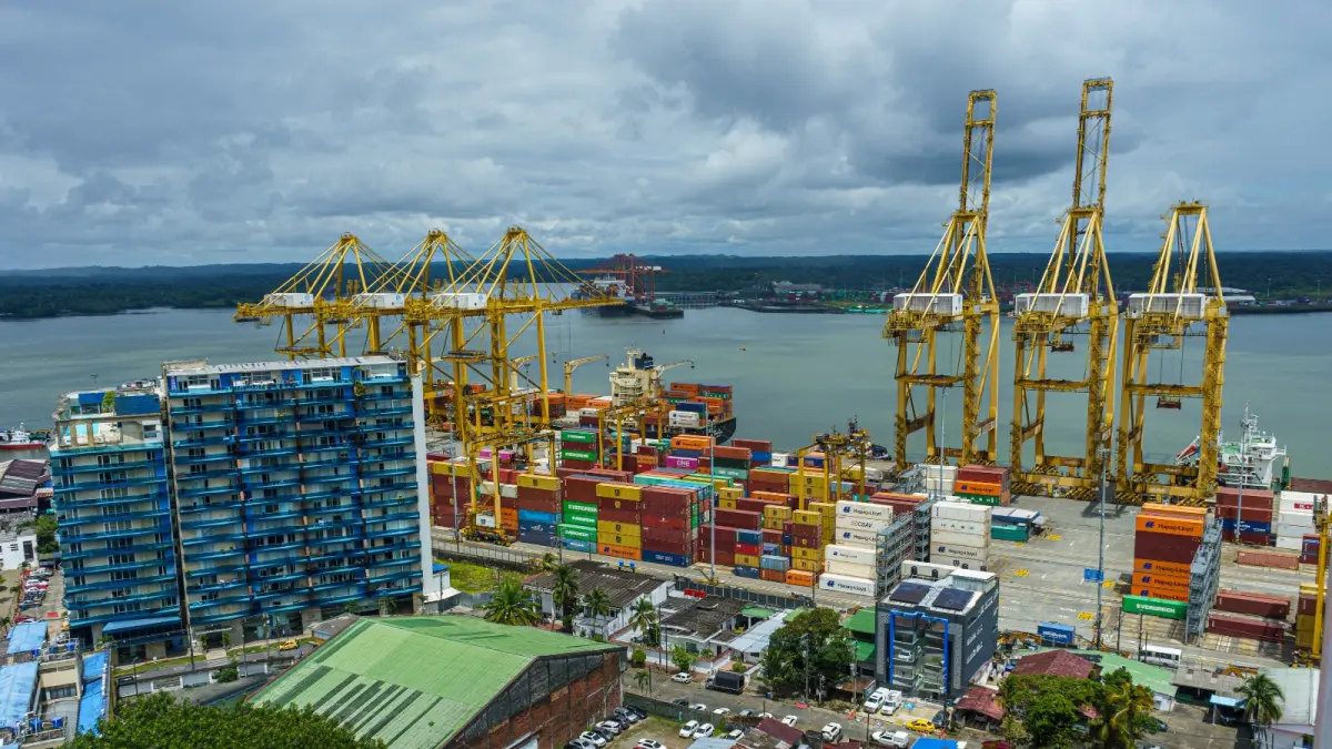 Disparar en incertidumbres por la mitad es el negocio de la zona libre Buenaventura; Advierten sobre los pagadores de contenedores

 – Tinta clara