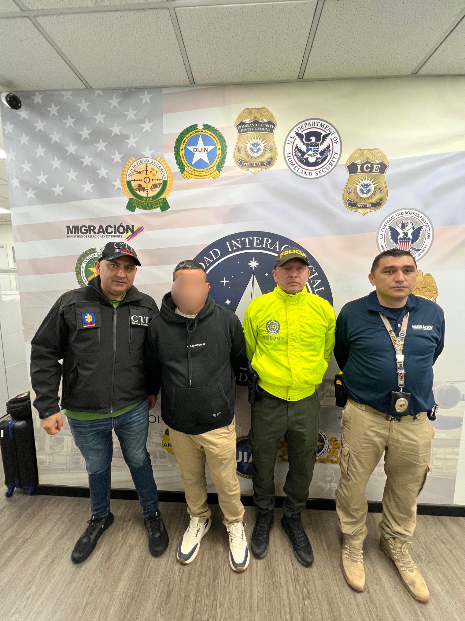 Capturan a los ciudadanos ecuatorianos en Bogotá buscados por el tráfico de drogas y el terrorismo, más

 – Tinta clara