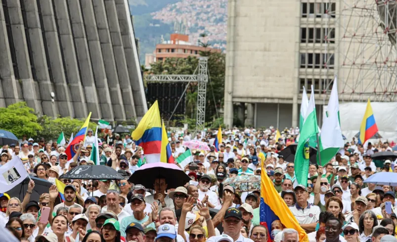 Protesta masiva en el Alpujarra en rechazo del acto público del presidente Gustavo Petro en Medellín

 – Tinta clara