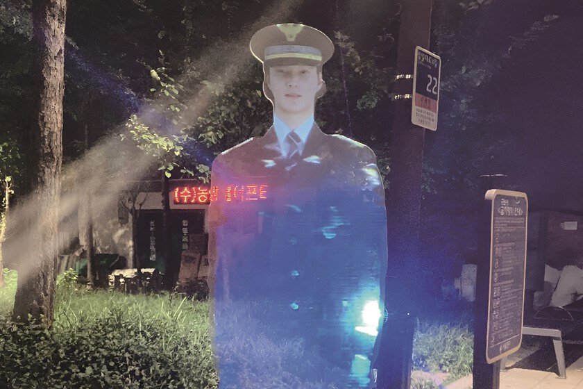 Seúl ha publicado una «policía holográfica» que surge todas las noches en un parque. La intención es clara: disuadir crímenes

 – Tinta clara