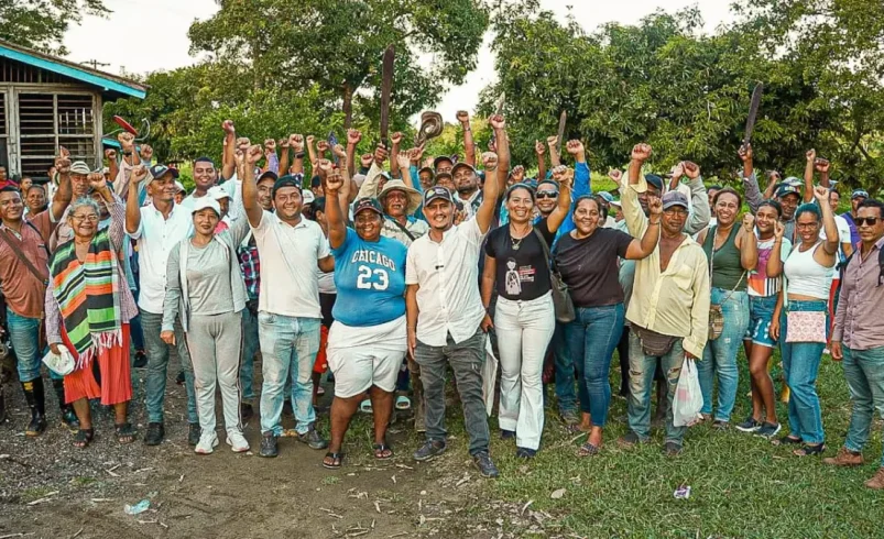 Ant recupera 2.708 hectáreas de tierra en Córdoba que fueron retenidas por jefes paramilitares y entrega a familias de campesinos y pescadores

 – Tinta clara