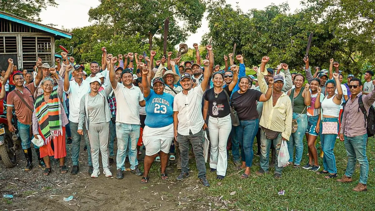 Ant recupera 2.708 hectáreas de tierra en Córdoba que fueron retenidas por jefes paramilitares y entrega a familias de campesinos y pescadores

 – Tinta clara