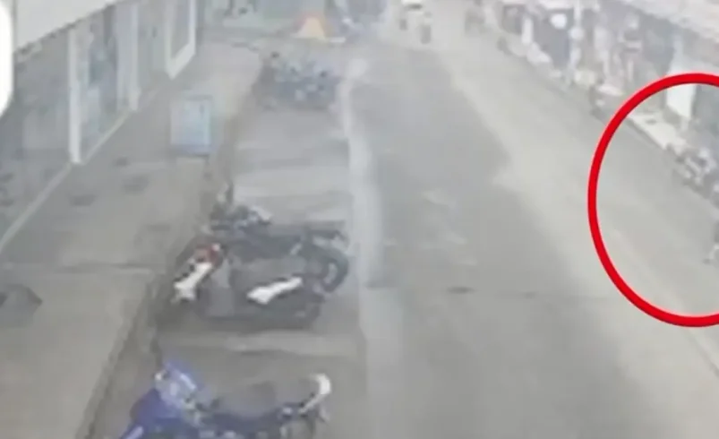 La cámara de seguridad registra el momento exacto en que el motociclista corre sobre los ancianos en Barrancabermeja

 – Tinta clara
