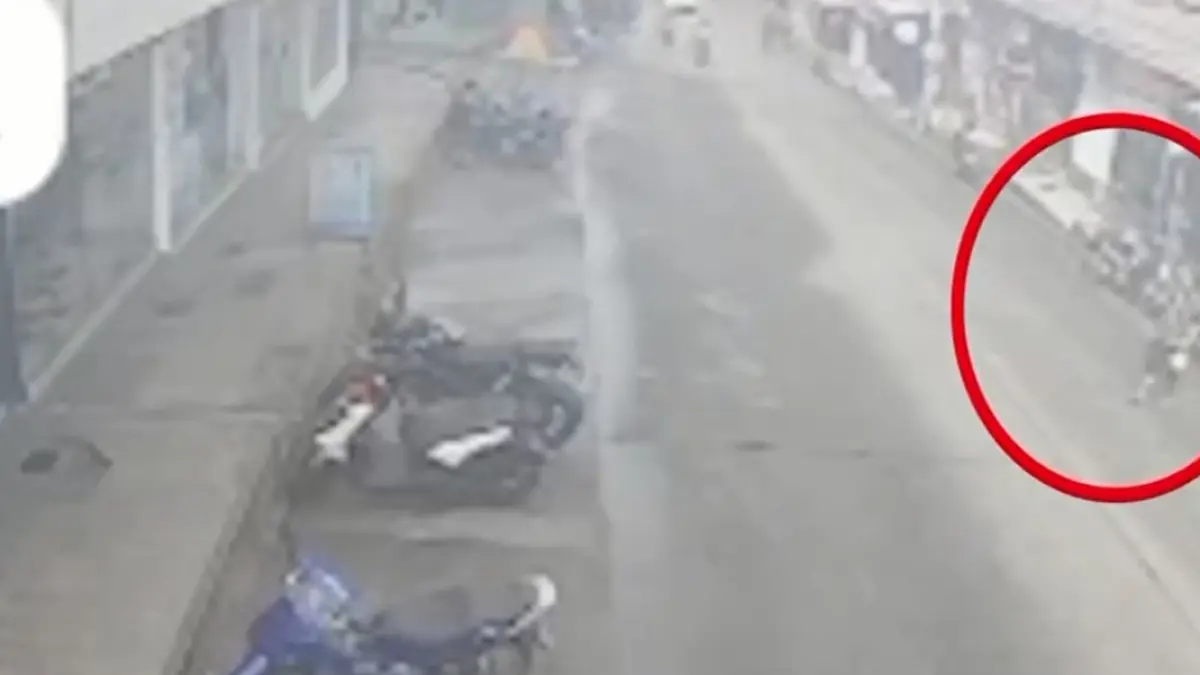 La cámara de seguridad registra el momento exacto en que el motociclista corre sobre los ancianos en Barrancabermeja

 – Tinta clara