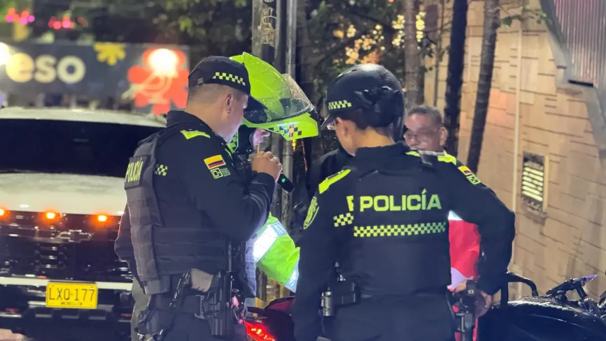 Buscan extranjeros en Medellín que atacó a su compañero con un cuchillo y le dieron 27 puñaladas y luego escapó del lugar.

 – Tinta clara