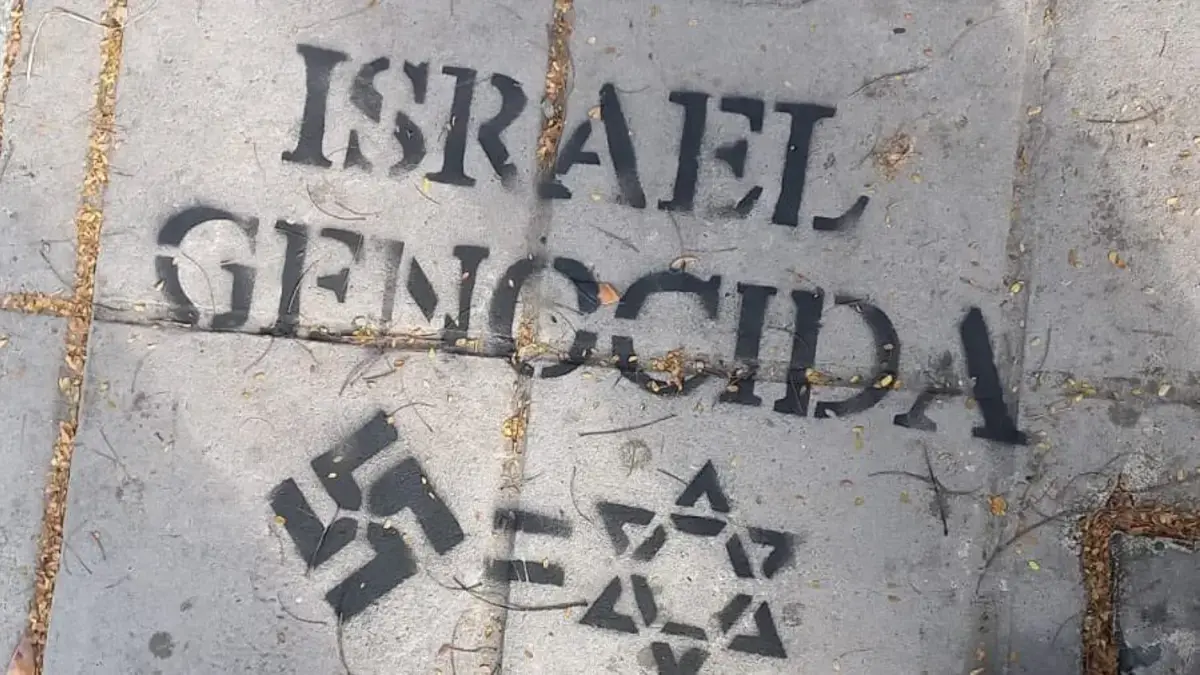 Pintaron graffiti con mensajes antisemita

 – Tinta clara