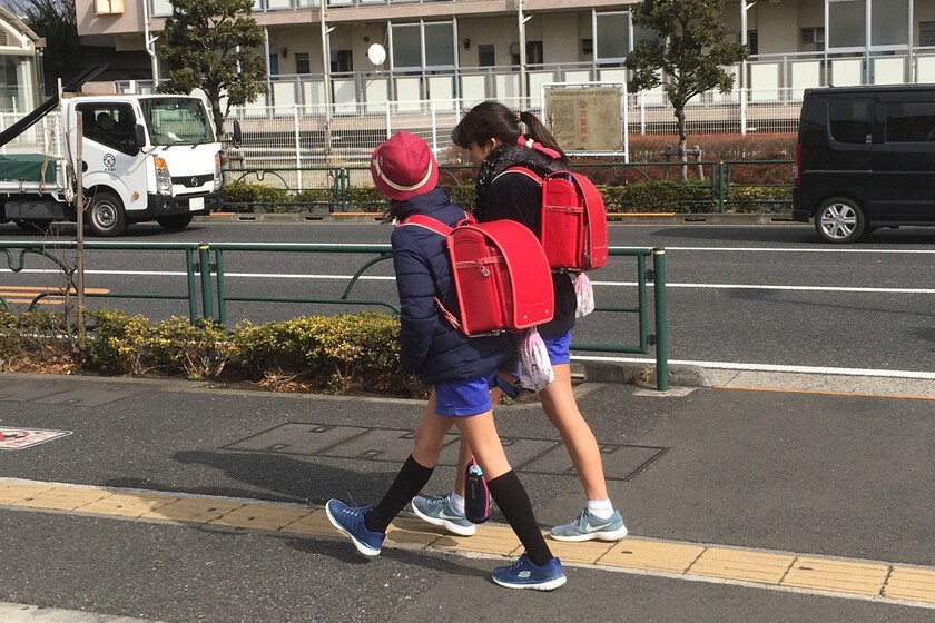 Existe un símbolo nacional de que Japón ha sido invariable para generaciones: una mochila escolar muy cara

 – Tinta clara
