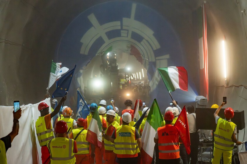 El túnel ferroviario más largo del mundo

 – Tinta clara