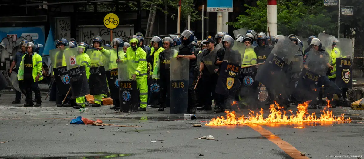 200 detenidos en protestas – 

 – Tinta clara