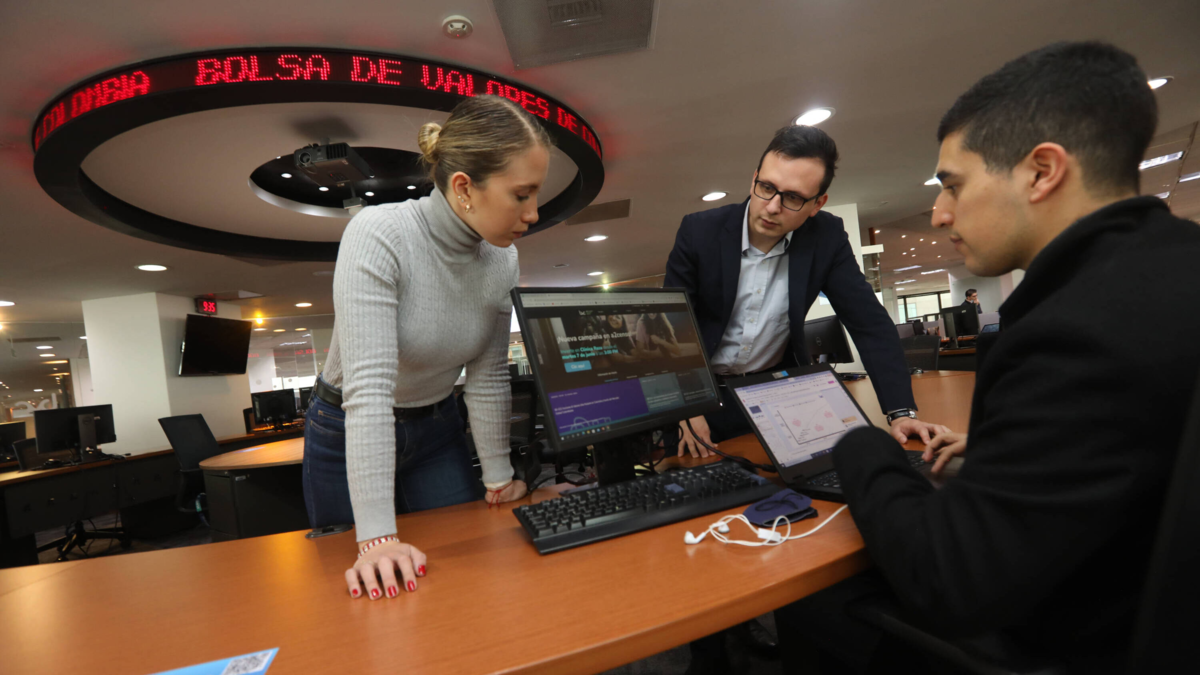 En 7 meses colombianos, invirtieron alrededor de $ 2.1 mil millones en las acciones de una gran multinacional multinacional, sin mudarse de sus hogares u oficinas, ¿cómo tuvieron éxito?

 – Tinta clara