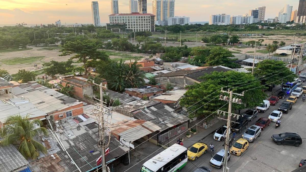 El ayuntamiento de Cartagena comienza el desalojo de talleres invasores en Chambacú y recupera propiedades donde operará deportes y complejos culturales

 – Tinta clara