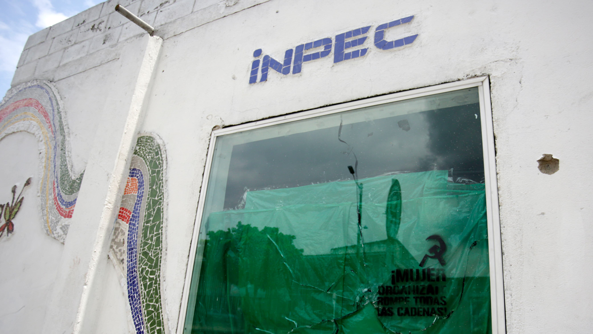 ¿Qué pistas tienen las autoridades para encontrar a los responsables del ataque con Granada contra el vehículo del director regional de INPEC en Cali?

 – Tinta clara
