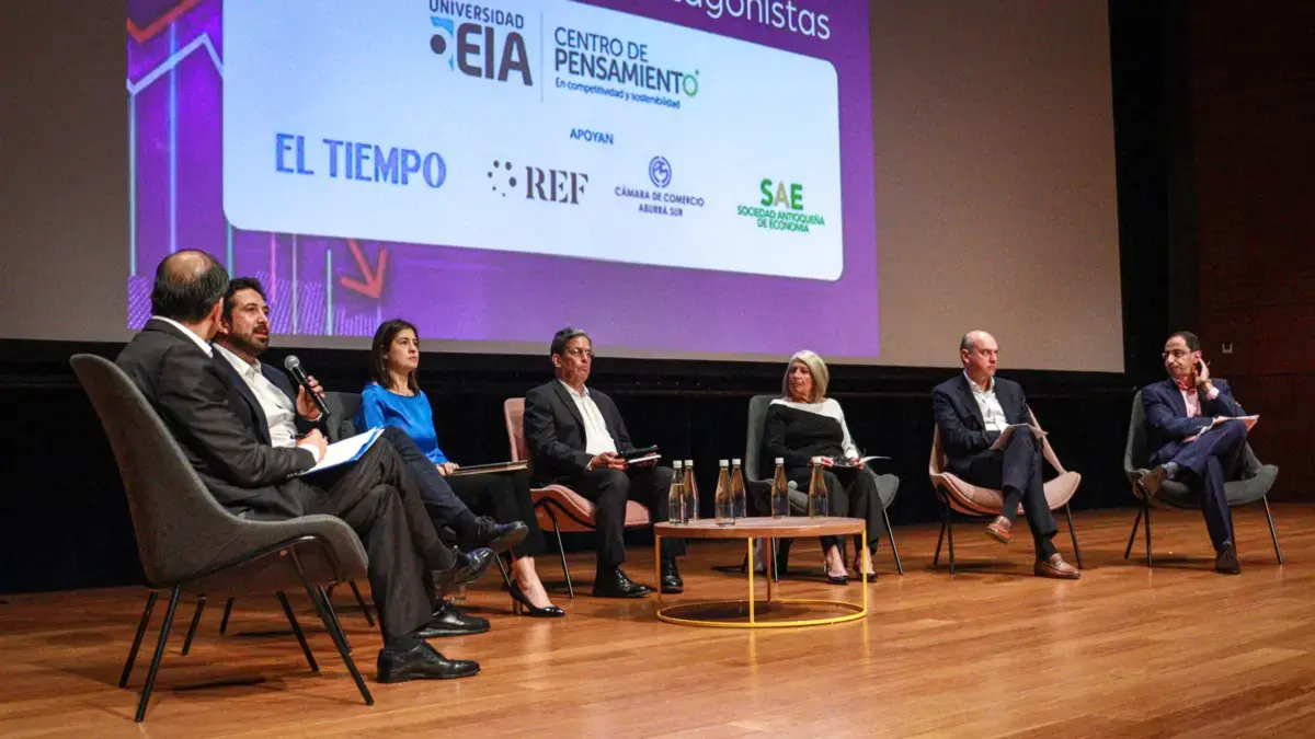 Expertos y ex funcionarios de los últimos 3 gobiernos discuten cómo evitar el colapso fiscal en el país

 – Tinta clara