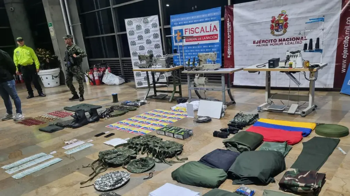 Después de los ataques en Medellín, las autoridades confirman el hallazgo de fábrica uniforme para los disidentes de FARC y la captura del «tío» de alias en funcionamiento

 – Tinta clara