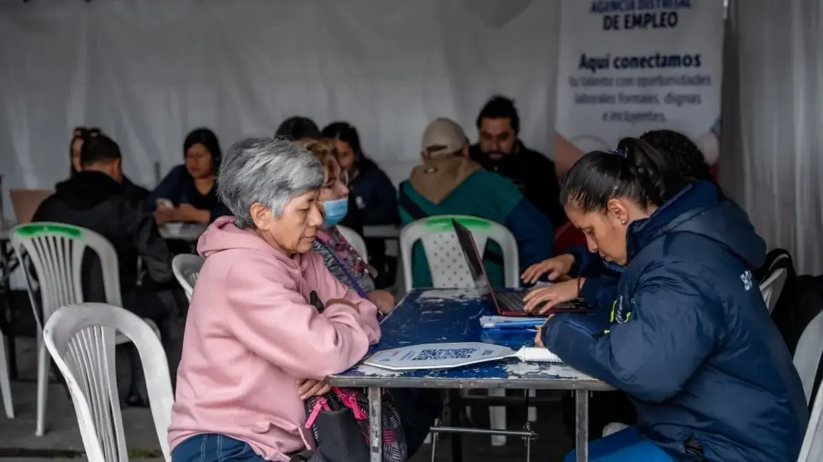¿Cuántos empleados todavía tienen y cuánto dinero están recibiendo?

 – Tinta clara