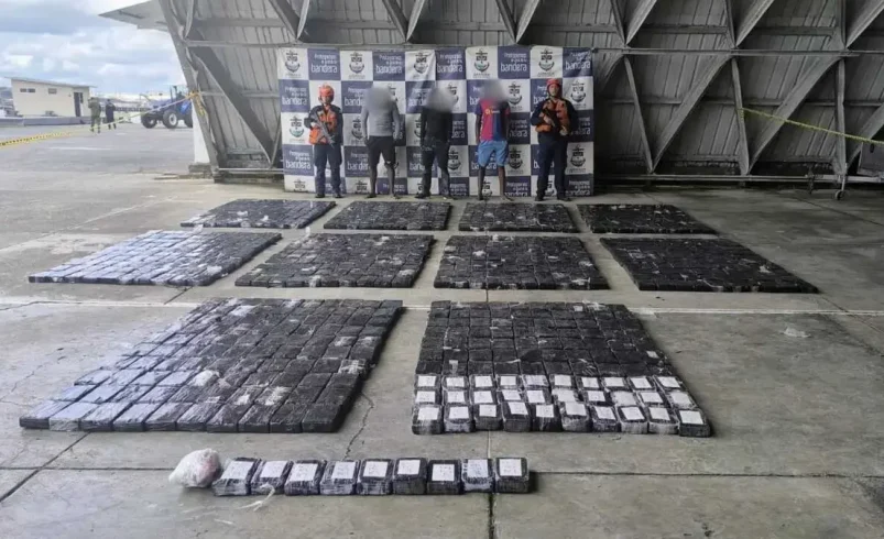 Esto fue la persecución de un bote, después de que un barco lo detectó

 – Tinta clara