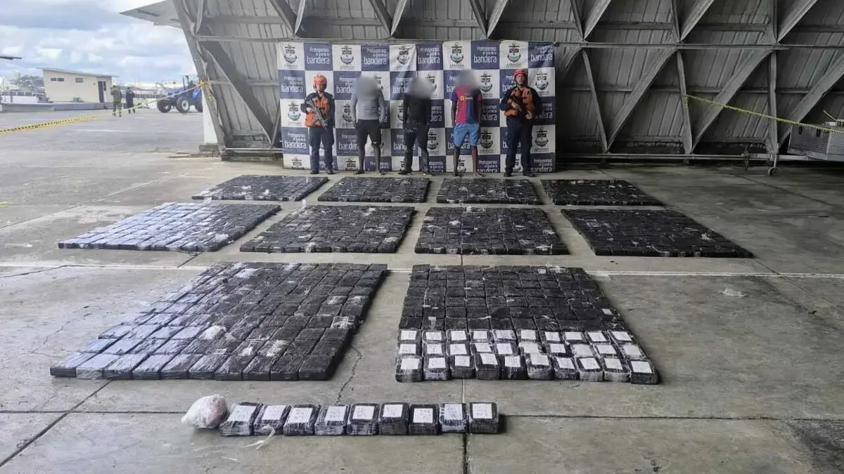 Esto fue la persecución de un bote, después de que un barco lo detectó

 – Tinta clara