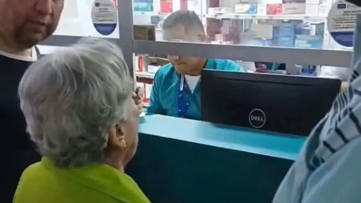 La abuela grita ‘asesinos’ en dispensar de Famisanar EPS y New EPS, intervino por el gobierno de Petro, después de negar sus medicamentos

 – Tinta clara