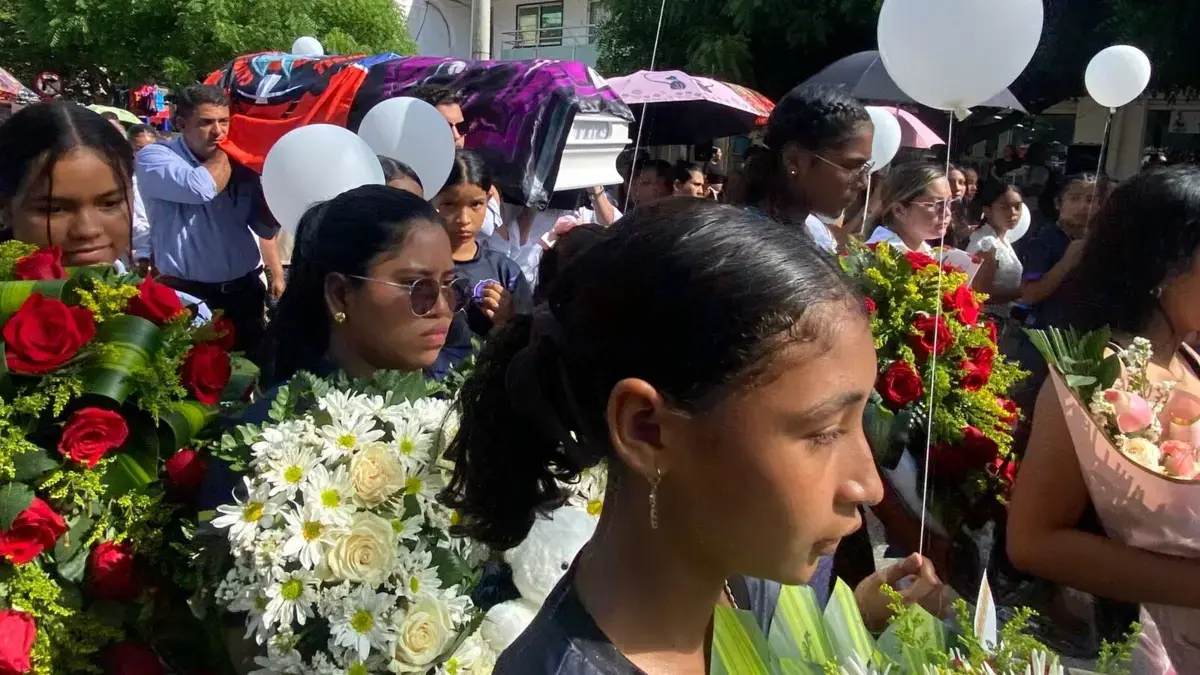 Baranoa despidió a Ariana Sofía, la niña de 11 años asesinada por una bala perdida

 – Tinta clara