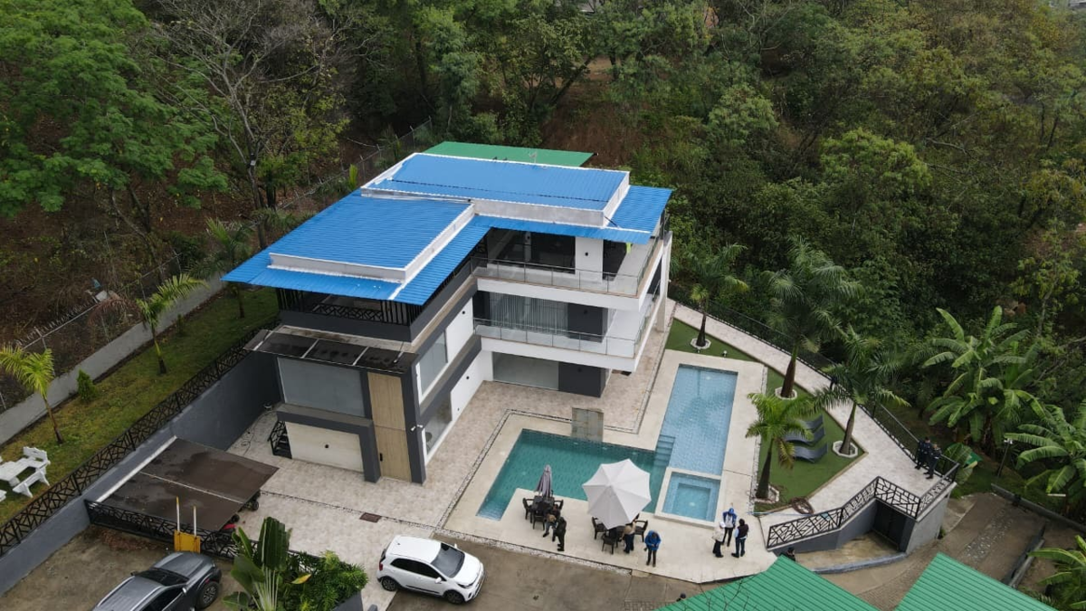 Esta es la oficina del alcalde en el futuro de la construcción con piscina y jacuzzi

 – Tinta clara