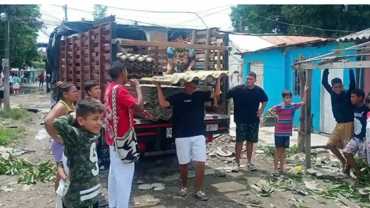 Emergencia climática debido a fuertes lluvias y vientos de huracanes: en Montería se despertaron sin techos y calles inundadas

 – Tinta clara
