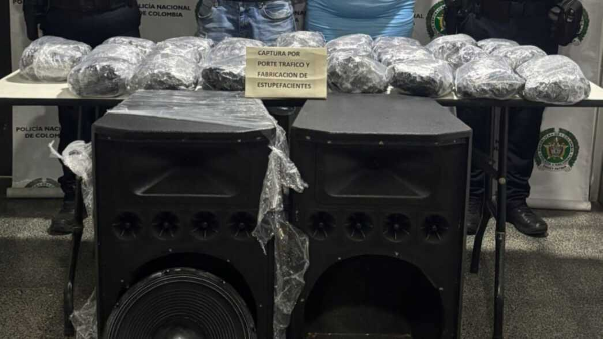 Camuflados en dos altavoces de sonido incautaron más de 12,000 dosis de marihuana, en el norte de Cali: dos personas fueron capturadas

 – Tinta clara