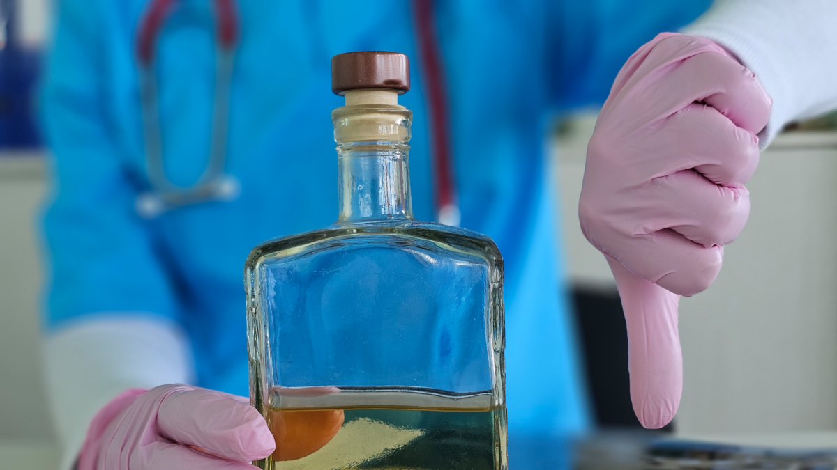 Las botellas de licor con las que nueve habitantes de la calle fueron envenenadas en Barranquilla se vendieron a $ 2,000; La policía reveló más detalles del caso

 – Tinta clara