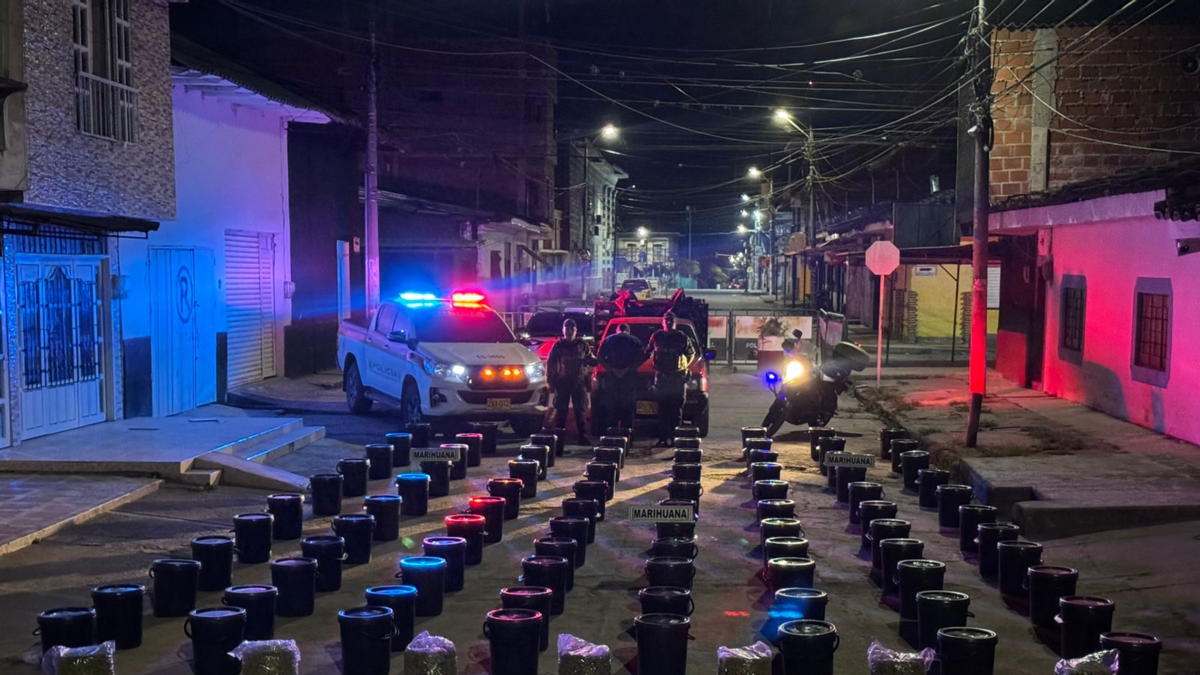 Capturan a un hombre que transportó más de 300 kilos del camino de narcótico de Valle del Cauca

 – Tinta clara