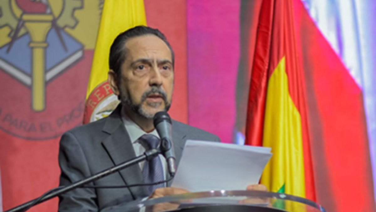 El rector de la Uniautónoma se defiende de las quejas de falsedad en su currículum y recibe el apoyo del Ministerio de Educación

 – Tinta clara