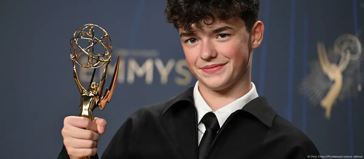 La 77ª edición de los Premios Emmy arrastrados por adolescentes – 

 – Tinta clara