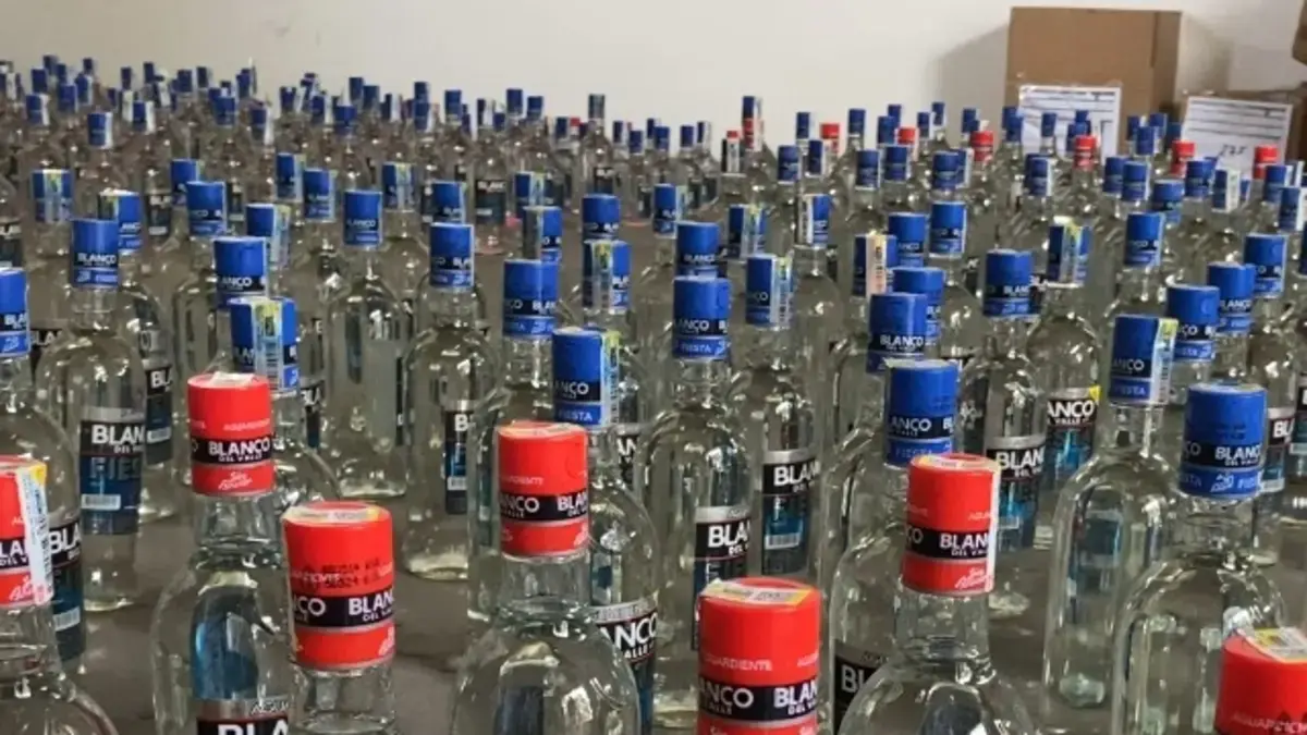 Las autoridades confiscaron más de 300 unidades de licor durante los procedimientos en Dagua y Jamundí

 – Tinta clara