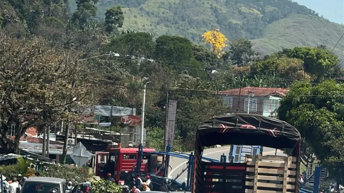 Los hombres armados instalan un retenedor ilegal en la forma pan -estadounidense a plena luz del día, habría una persona secuestrada

 – Tinta clara