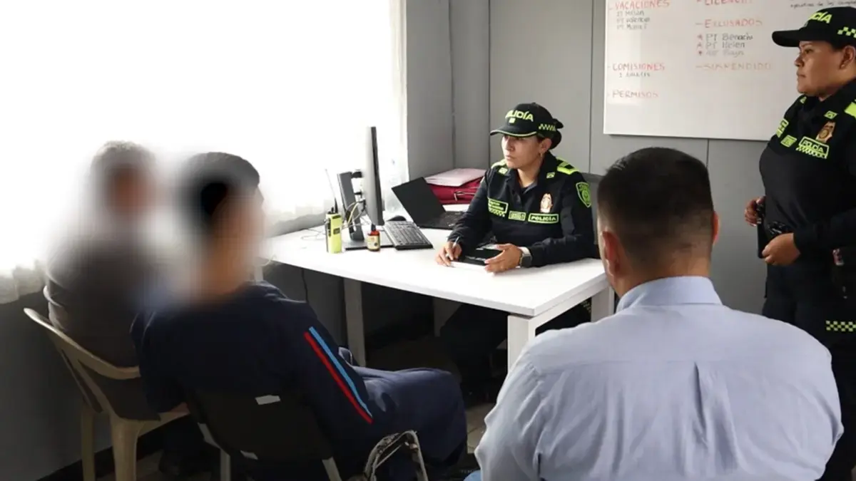 Menor que atacó violentamente un autobús de piedra con una piedra

 – Tinta clara