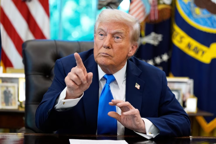 Donald Trump presta atención a Lindsey Halligan como fiscal federal en el Distrito Este de Virginia – 

 – Tinta clara