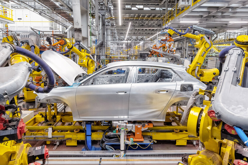 España quiere que compremos coches eléctricos que se fabrican aquí. Y acaba de liberar otros 400 millones de euros para ello

 – Tinta clara