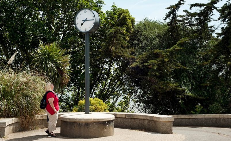 La Revolución Francesa propuso dividir el día en diez horas. No tuvo éxito, pero un artista ha creado relojes que respetan esa idea.

 – Tinta clara