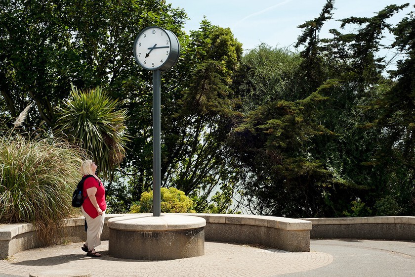 La Revolución Francesa propuso dividir el día en diez horas. No tuvo éxito, pero un artista ha creado relojes que respetan esa idea.

 – Tinta clara