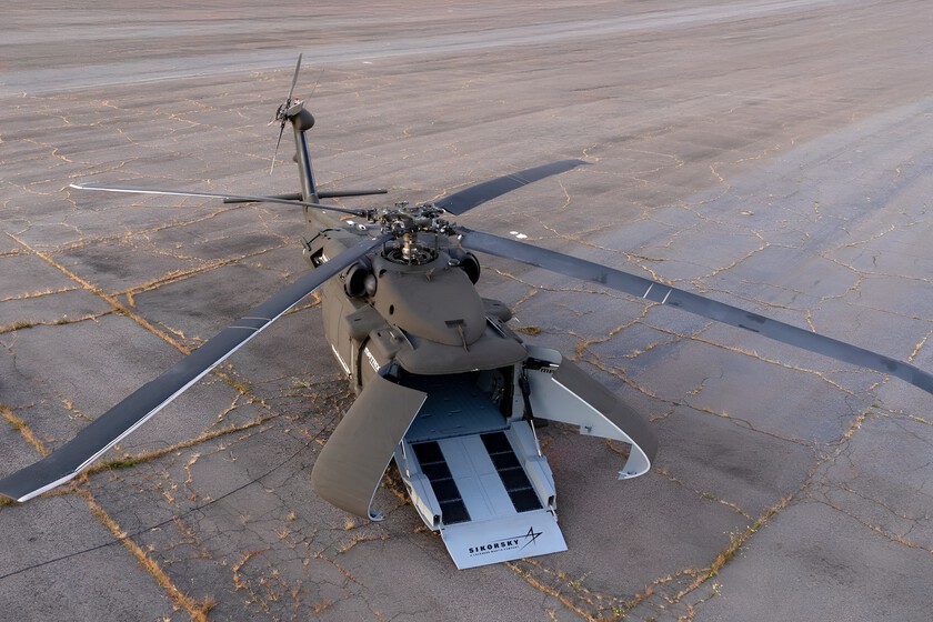 Lockheed Martin ha tenido la idea de hacer del Black Hawk un arma más letal. Quitó la cabina y la hizo autónoma.

 – Tinta clara
