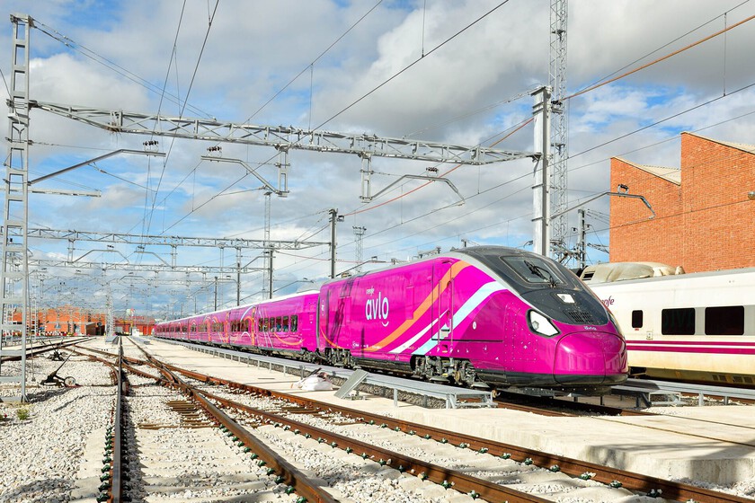 ¿Quién compensará a Renfe por su inversión en los trenes AVRIL que están averiados?

 – Tinta clara