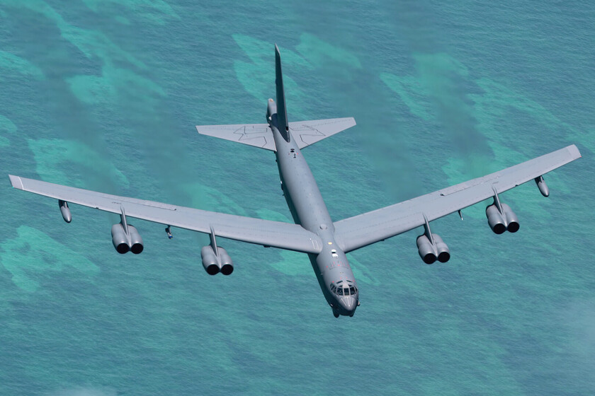 Que la Fuerza Aérea estadounidense vuele sus tres bombarderos B-52 es normal. Que lo haga contra Venezuela no tanto

 – Tinta clara