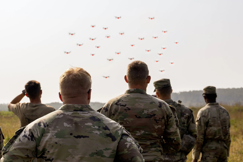 un ejército de drones de combate

 – Tinta clara
